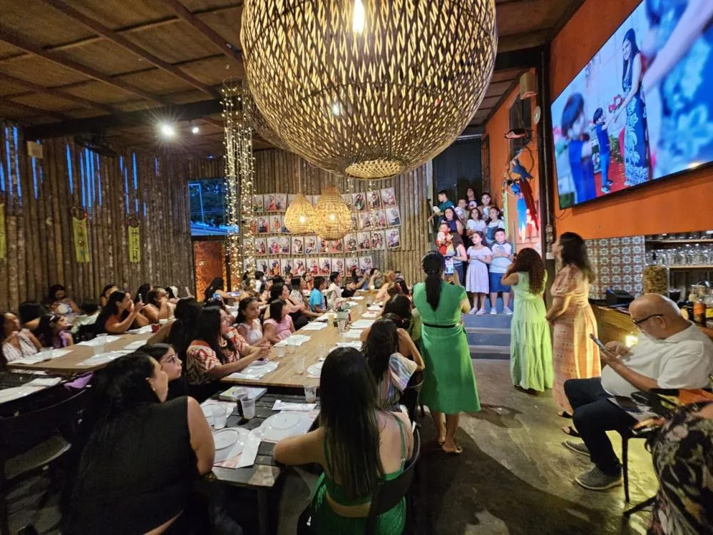 Tardezinha com a Mamma: escola promove momento especial para homenagear mães com apresentações, fotos e saborosa experiência em família